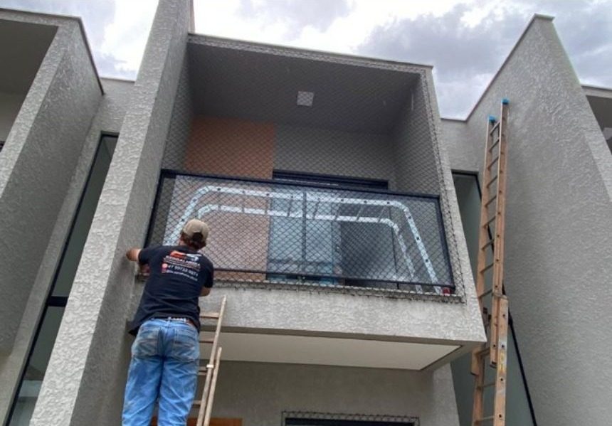 Guarda-corpo em sacada, instalação feita pela equipe da 2S