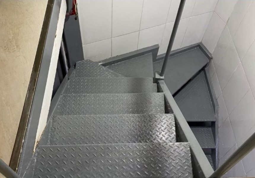 Escada metálica com degraus em chapa feita pela 2S Serralheria em Jaraguá do Sul